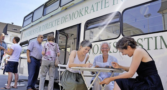 Omnibus-Fahrer Werner Kppers freut si...Unterschriften fr Volksabstimmungen.   | Foto: Barbara Ruda
