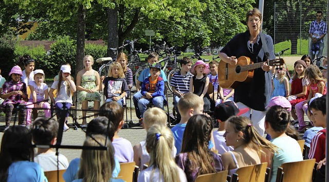 Anette Eckstein musiziert mit Kindern der Eichendorffschule.   | Foto: Gessner