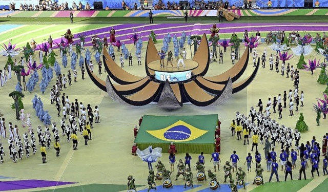 Es ist angerichtet: Mit einer farbenprchtigen Show begann die WM in Brasilien.   | Foto: afp