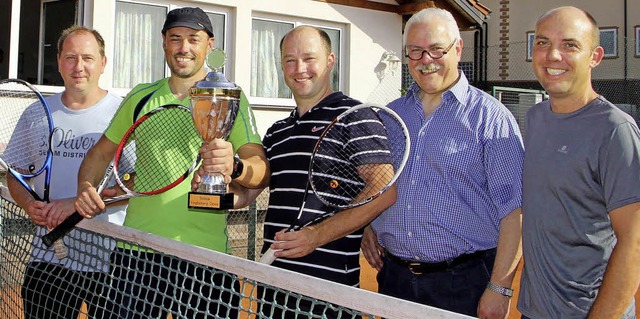 Die SG Alte Herren/Narrenzunft Burkhei...weizer und Oliver Weber gratulierten.   | Foto: Herbert Trogus