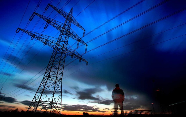 Wichtig fr die Energieversorgung: Hochspannungsmasten  | Foto: dpa