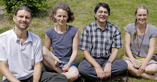 Yogalehrer Alex Fraim (links), der das...Kammerer vor der Rmerhalle in Riegel.  | Foto: Christel Hlter-hassler