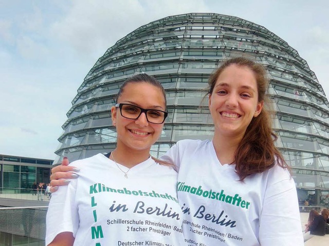 Elisa di Martino (links) und Lona Rexhepi vor dem Reichstag  | Foto: ZVG