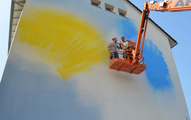 Urban Art: Die Graffiti-Knstler Rafae... Lukas Oberer gestalten Hausfassaden.   | Foto: Jochen Fillisch