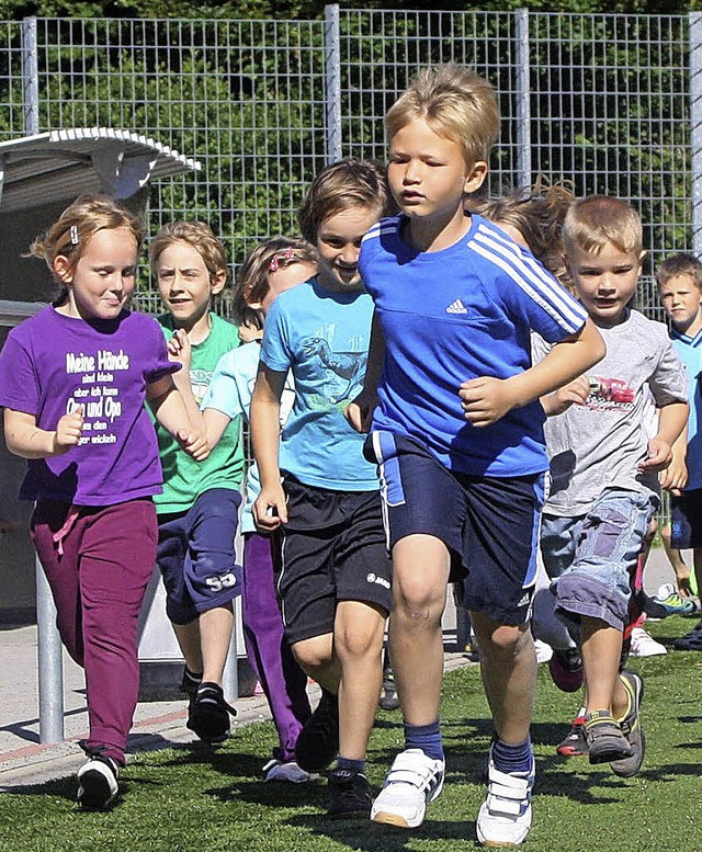 Die Kinder der Nachbarschaftsschule beim Benefizlauf.   | Foto: Fabry