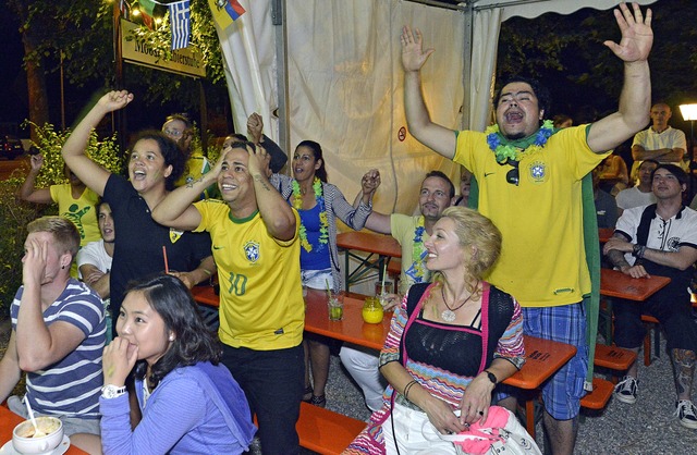 Fiebern mit der Seleo: Fuball-Fans ...es Biergartens der Mooswaldbierstube    | Foto: Michael Bamberger