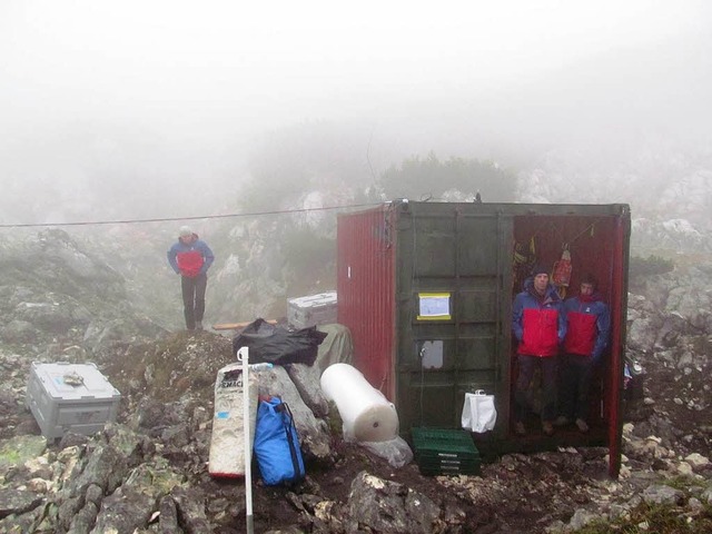 Am Hhleneingang bauen die Einsatzkrf...d Versorgungsteams im Berg weiter aus.  | Foto: dpa