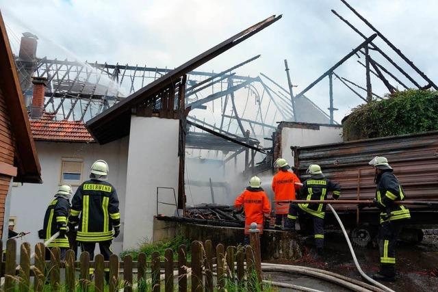 Feuer zerstört Wohn- und Ökonomiegebäude – Brandort beschlagnahmt