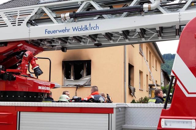 Am Samstagnachmittag brannte dieses Wohnhaus in Kollnau, nahe der Festhalle.  | Foto: Gabriele Zahn