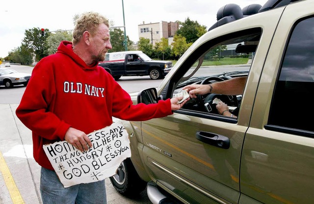 Ein 49-Jähriger Arbeits- und Obdachloser bettelt in Chicago. | Foto: TIM BOYLE Ein 49-Jähriger Arbeits- und Obdachloser bettelt in Chicago. | Foto: TIM BOYLE
