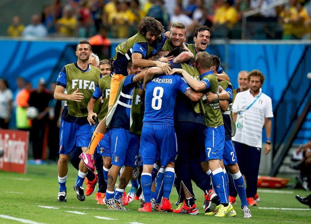 Der vierfache Weltmeister Italien  gew... Gruppe D gegen England mit 2:1 (1:1).  | Foto: dpa