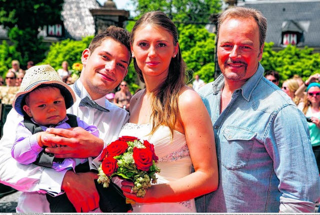 Brautpaar Marcel Rogg und Kristina Lus... Schauspieler Till Demtrder (rechts).  | Foto: Agentur Bischoff