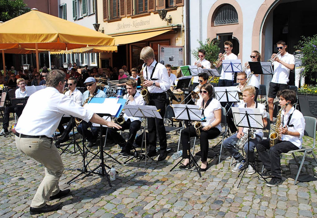 Die Young Lions Big Band der Jugendmus...ten auf dem Staufener Marktplatz auf.   | Foto: privat