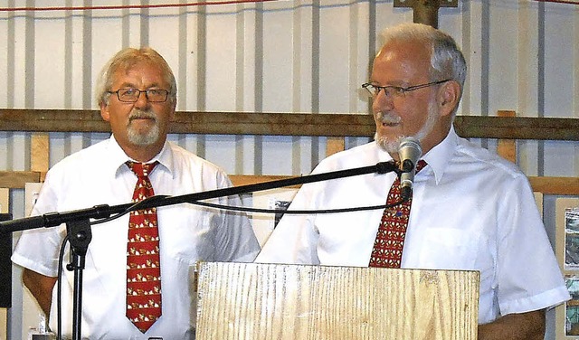 Brgermeister Ernst Schilling lobt die...erzuchtvereins, Eberhard Rees (links).  | Foto: Simon Tenz