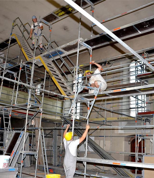 Wyhl. Das Kirchenschiff einrsten erfordert schwindelfreies arbeiten.  | Foto: Roland Vitt