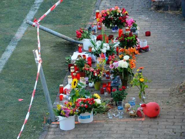 Blumen und Kerzen an der Unglcksstelle am Sportplatz.   | Foto: Gallien