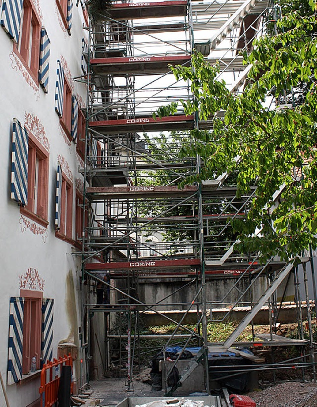 Das Gerst fr die Montage des Aufzugsschachts am Alten Schloss steht schon.   | Foto: Barbara Schmidt