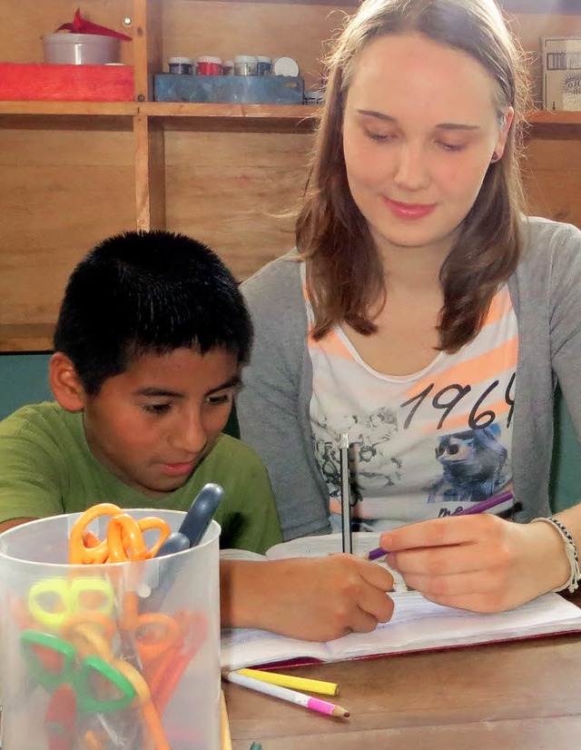 Die Hilfe ist willkommen: Laura Biehle...htzlinge im Kinderheim Hausaufgaben.   | Foto: Kinderheim