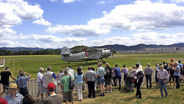 Zuschauermagnet: die &#8222;Antonov An...te einmotorige Doppeldecker der Welt  | Foto: hsl