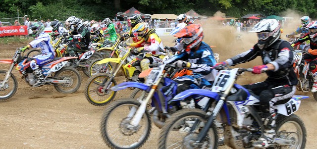 Viel Staub wirbelten die Fahrer  jedes...m 49. Internationalen ADAC-Motocross.   | Foto: Hans-Jrgen Hege