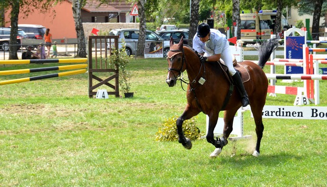 In vollem Galopp bis zum nchsten Hind...mans Boy fr den Sieg imm L-Springen.   | Foto: sigrid umiger