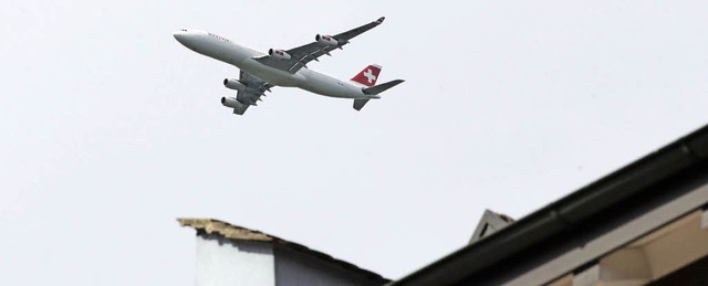 Eine Verkehrsmaschine der Swiss im Lan...uglrm am strksten betroffenen Orte.   | Foto: dpa