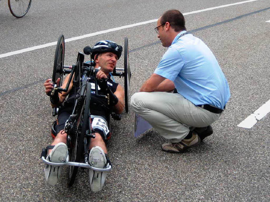 Oberschiedsrichter Christian Magiera im Gesprch mit einem Handbiker vor dem Start zum Einzelzeitfahren.