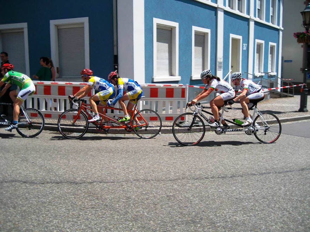 Tandem-Straenrennnen in Elzach: Blinde Athleten im Team mit einem Piloten ohne Sehbeeintrchtigung.