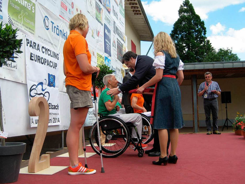 Siegerehrung der Handbikerinnen. Andrea Eskau holte zweimal Gold beim Paracycling Europacup 2014 in Elzach