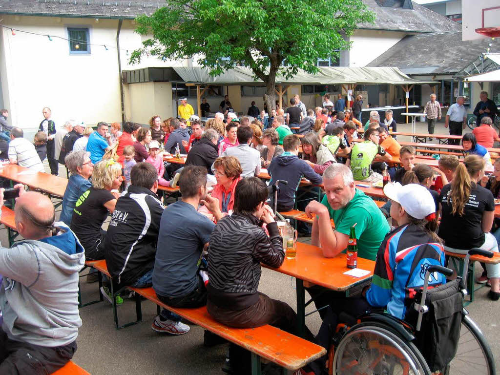 Nach den Rennen fanden sich Athleten, Betreuer und Fans auf dem Elzacher Schulplatz zur Siegerehrung ein.