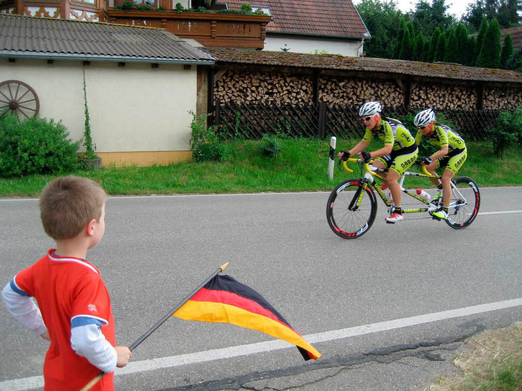 Tandem angefeuert von jungem Fan beim Einzelzeitfahren am Samstag in Prechtal.