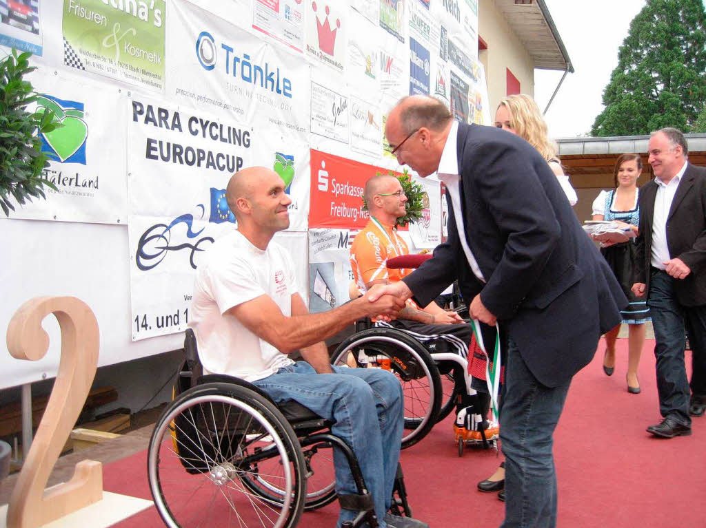 Brgermeister Roland Tibi gratuliert den Bestplatzierten. Hier: der Belgier Jean-Francois Deberg hohlte Silber beim Handbike-Rennen.