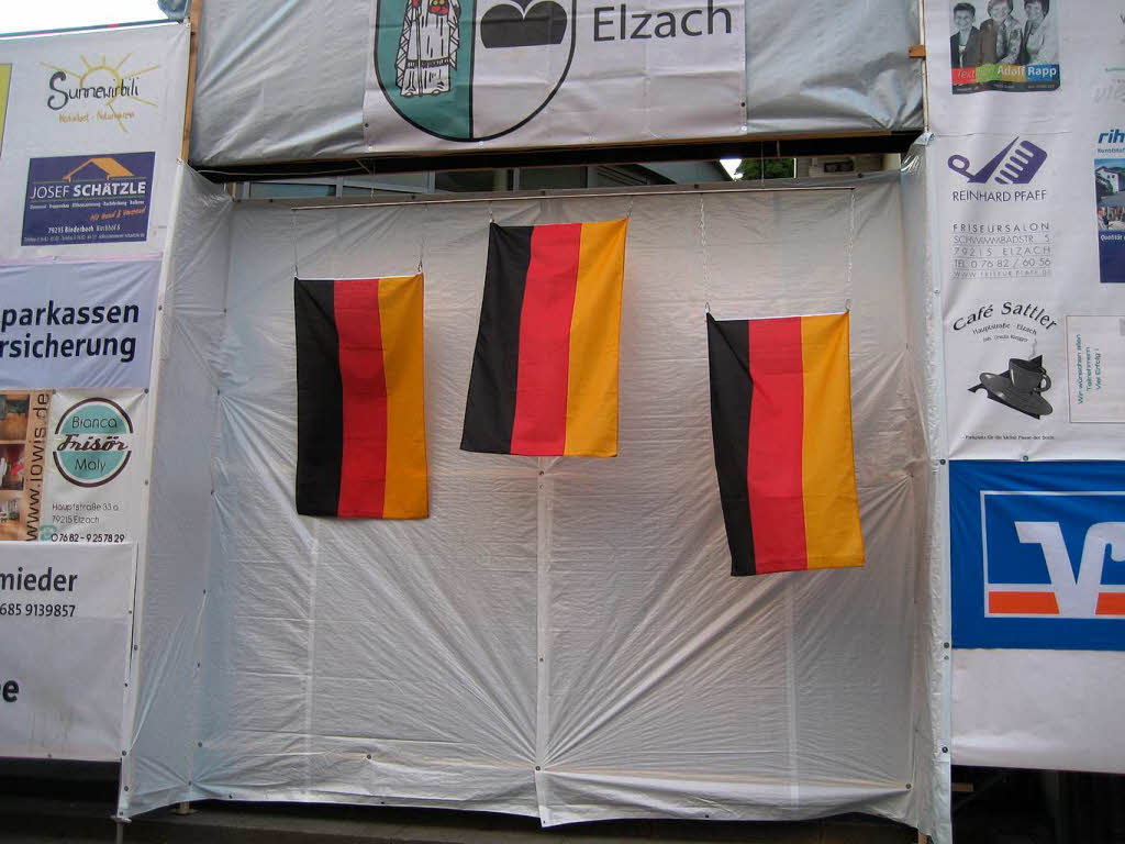 Flaggen und Hymne zur Siegerehrung bei dem Paracycling Europacup 2014 in Elzach.