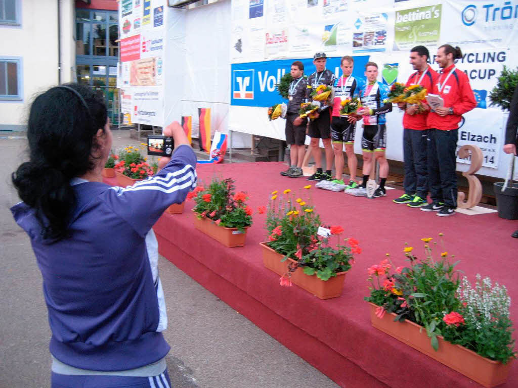 Erinnerungsfoto fr die Teamkollegen von der Siegererhung des Paracycling Europacups 2014 in Elzach.