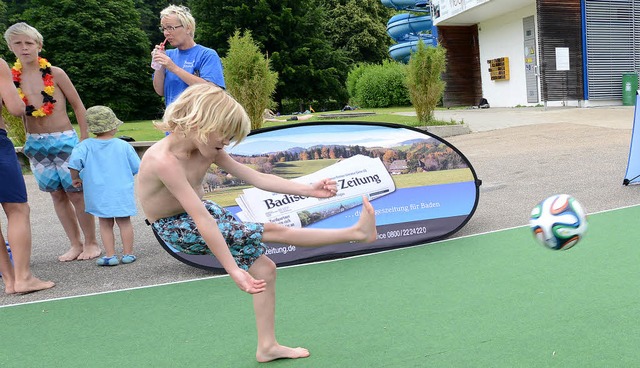 Volle Konzentration:  Grischa (7) vers...sein Glck mit einem strammen Schuss.   | Foto: Rita Eggstein