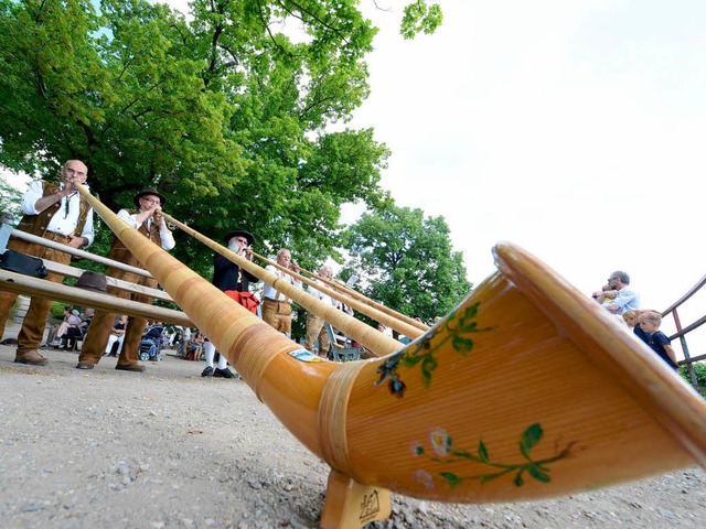 Kamen aus dem Kinzigtal: die Alphornspieler auf dem Kanonenplatz  | Foto: Rita Eggstein