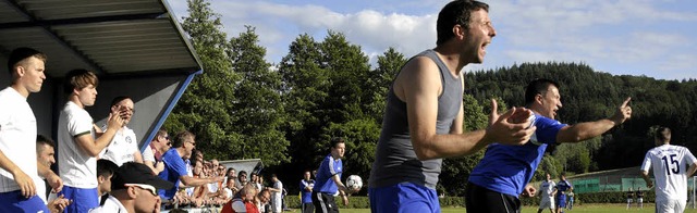 Seelbachs Trainer Markus Lach (rechts)...spieler kaum mehr an der Seitenlinie.   | Foto: Sebastian Khli