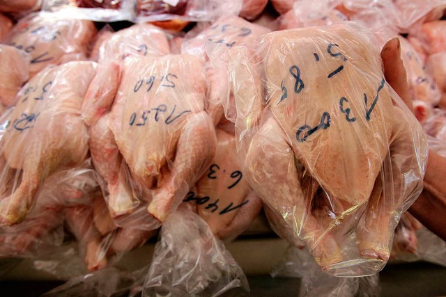 Als Chlorhhnchen zumindest weniger infektis: Das Huhn aus dem Khlregal.    | Foto: dpa/Gman73 (fotolia)/ viamedica -Stiftung