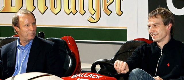 Gerne Seite an Seite: Berti Vogts (lin...im Scooterfahren 2006 im Europa-Park.   | Foto: dpa