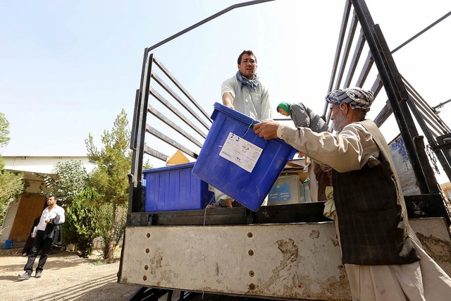 Mnner verladen in Herat Wahlurnen.   | Foto: DPA