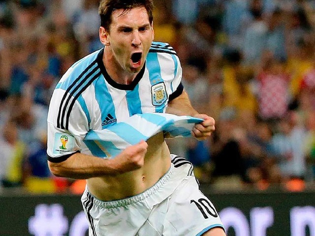 Lionel Messi freut sich ber seinen Treffer.  | Foto: dpa