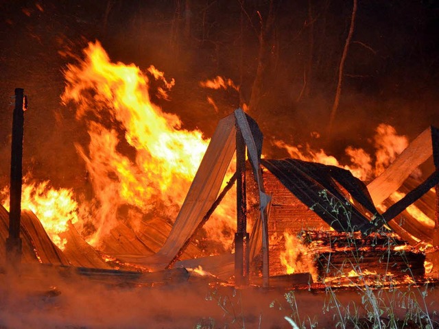 Eine Scheune der Reuentaler Mhle in Wutschingen-Ofteringen ist niedergebrannt.  | Foto: Kamera24tv. Martin Ganz