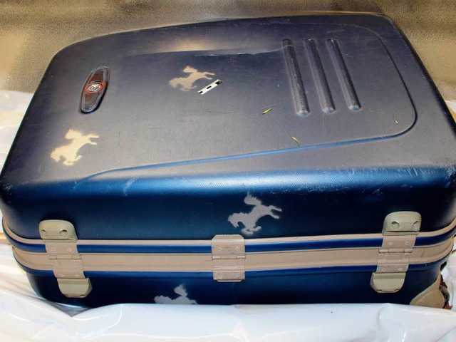 In diesem blauen Rollkoffer war eine d...ossgarten gefundenen Leichen abgelegt.  | Foto: dpa