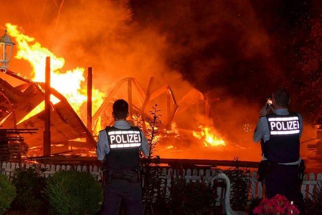 Feuer zerstrt Lagerhalle in Wutschingen