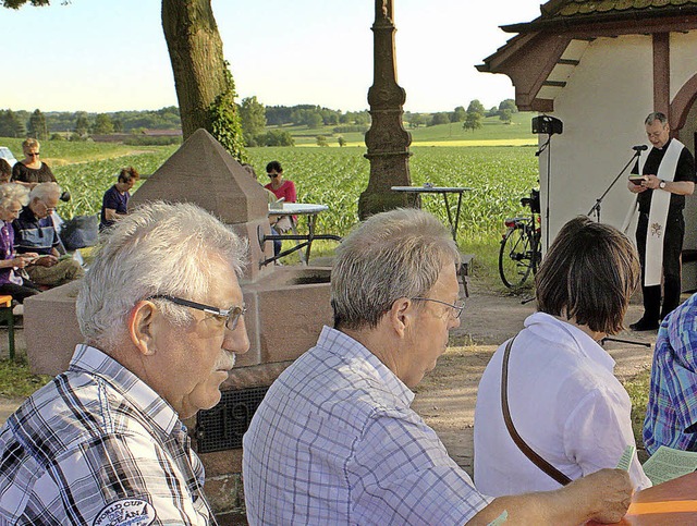 Die Weihe des Brunnens bei der Anna-Ka...immt  Pfarrer Jrg Seburschenich vor.   | Foto: adrian hofmann