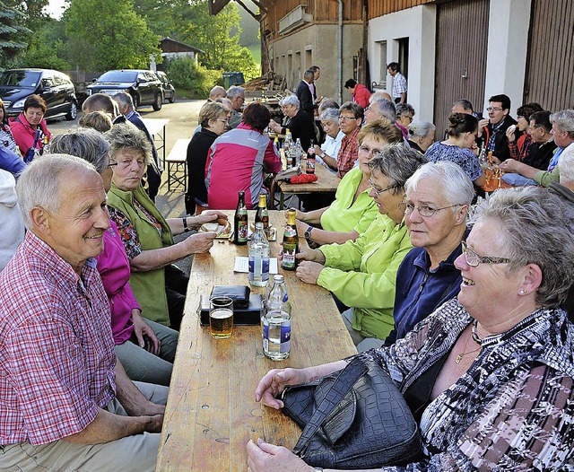 Nach dem Gottesdienst in der Antoniusk...uf dem Hofplatz der Familie Gisi ein.   | Foto: Burger