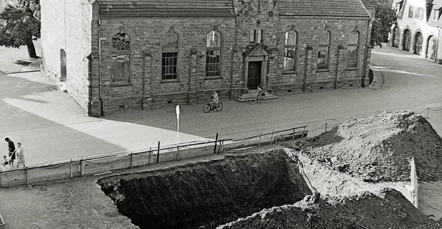 Platz fr die Heizltanks: Ein Loch au...beendete die Zeit der Koksbefeuerung.   | Foto: Armin E. Mller