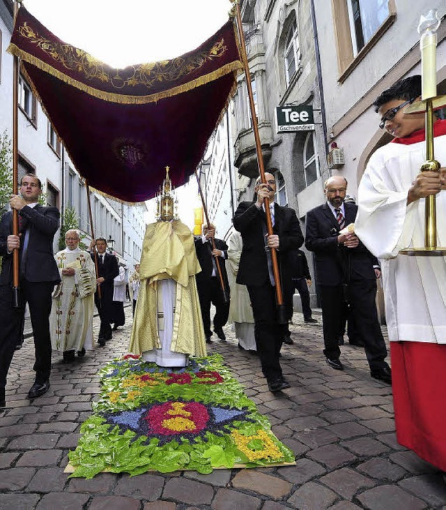 Im vergangenenJahr  trug Alt-Erzbischof Robert Zollitsch die Monstranz.   | Foto: Thomas Kunz