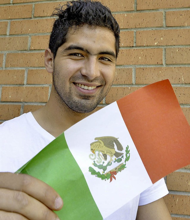 Arturo Romero gibt seinen Kickern Tacos und scharfe Soe.  | Foto: Bamberger