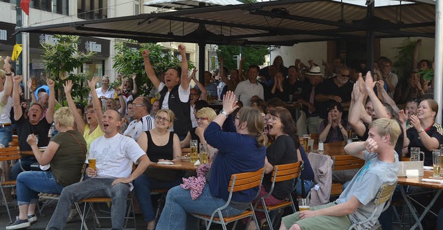 Public Viewing ist Gemeinschaftserlebn...ten Marktplatz, hier am  Wilden Mann.   | Foto: Nikolaus Trenz